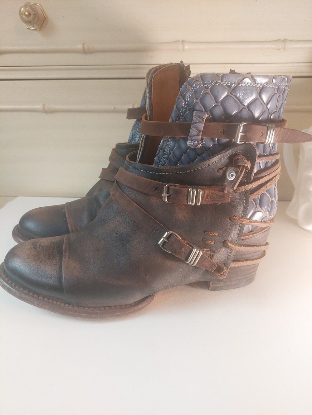 FREEBIRD by STEVEN Crue Size 9 Women’s Leather Strap Buckle Ankle Boots